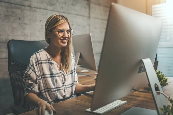 Joven Exitosa Mujer Negocios Sonriente Está Trabajando Nuevo Proyecto Computadora —  Fotos de Stock