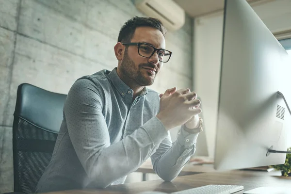 Giovane Uomo Affari Sorridente Successo Che Lavora Nuovo Progetto Computer — Foto Stock