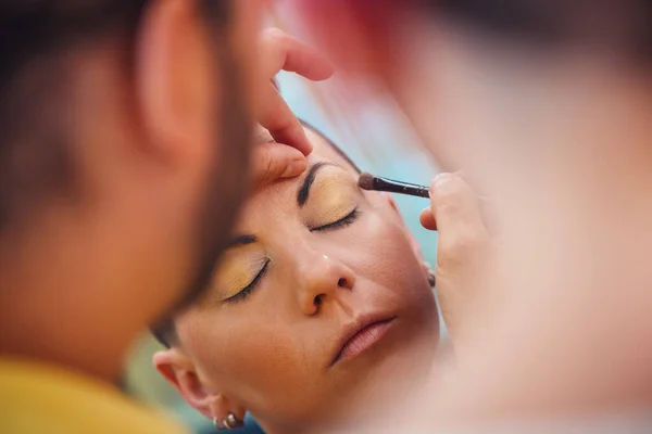 Profesora Maquillaje Que Ayuda Los Estudiantes Formarse Para Convertirse Maquilladora — Foto de Stock