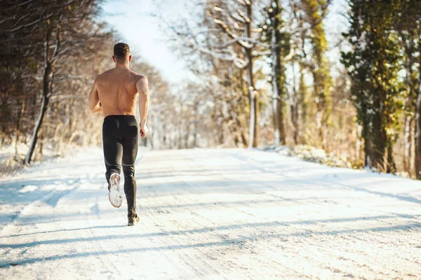 Joven Desnudo Activo Está Corriendo Camino Del Bosque Durante Entrenamiento —  Fotos de Stock