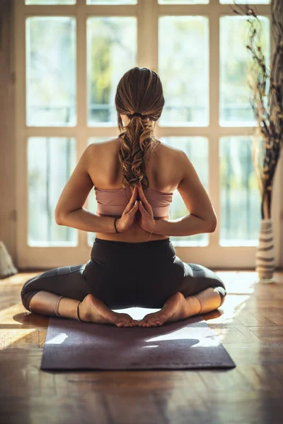 Genç Kadın Evdeki Oturma Odasında Koronavirüs Salgını Sırasında Yoga Yapıyor — Stok fotoğraf