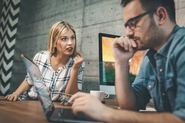 Felices Jóvenes Diseñadores Freelance Exitosos Están Relajándose Hablando Mientras Trabajan — Foto de Stock