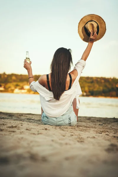 Rear View Young Woman Straw Hat Relaxing Sunset Time River — Stock Photo, Image