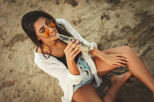Mujer Joven Divirtiéndose Atardecer Playa Arena Bebiendo Cerveza —  Fotos de Stock