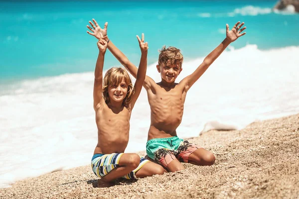 Little Brothers Raised Arms Having Fun Tropical Beach Looking Camera — Stock Photo, Image