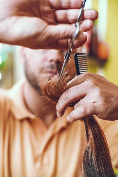 Cabeleireiro Masculino Trabalhando Salão Beleza Cortar Pontas Cabelo Cliente Feminino — Fotografia de Stock