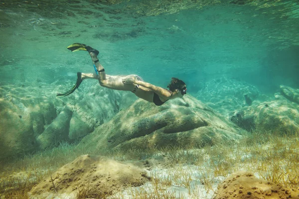 Une Belle Jeune Femme Amuse Pendant Les Vacances Été Explorer — Photo