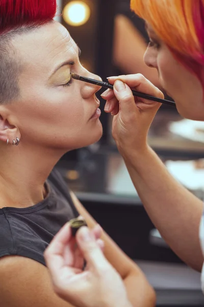 Maquiagem Artista Que Está Aplicando Maquiagem Bela Mulher Caucasiana — Fotografia de Stock