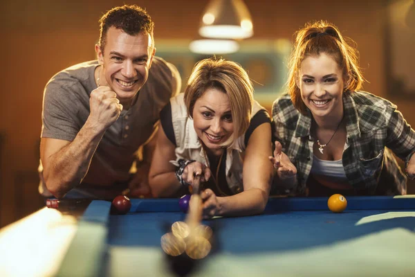 Grupo Cuatro Amigos Sonrientes Alegres Están Jugando Billar Bar Después — Foto de Stock