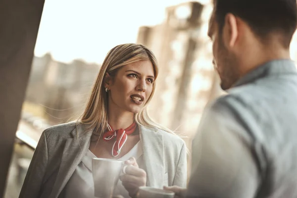 Giovani Colleghi Lavoro Stanno Facendo Una Pausa Caffè Sul Balcone — Foto Stock