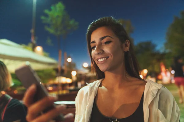 Jonge Mooie Glimlachende Vrouw Surfen Net Met Smartphone Zomeravond — Stockfoto