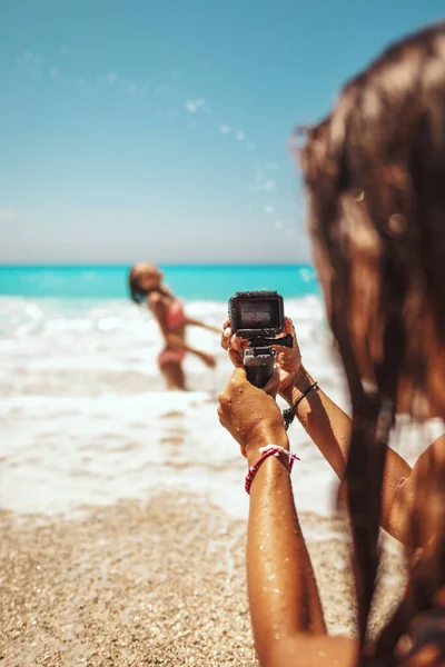 Kvinna Med Vattentät Actionkamera Tar Ett Foto Sin Kärleksfulla Dotter — Stockfoto