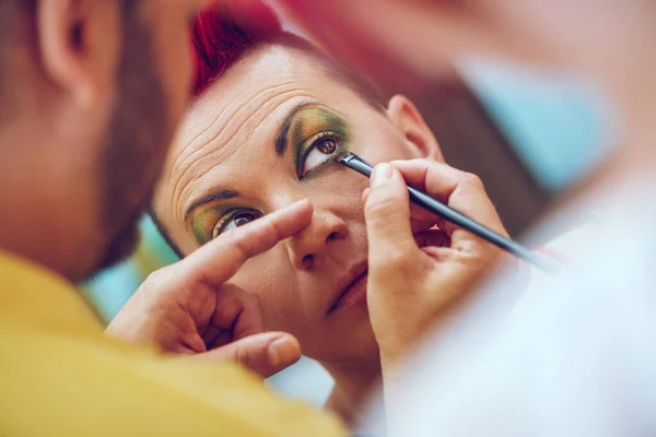 Professora Maquiagem Ajudando Aluno Tornar Artista Maquiagem Exibindo Maquiagem Perfeita — Fotografia de Stock