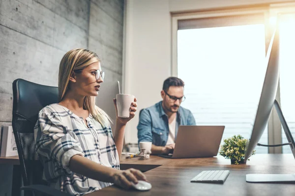 Giovane Bella Pensoso Freelance Sta Lavorando Nuovo Progetto Ufficio Sta — Foto Stock