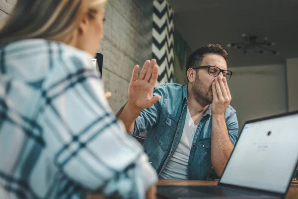 Joven Hombre Negocios Cansado Soñoliento Está Trabajando Oficina Con Colega — Foto de Stock