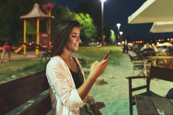 Ung Söt Leende Kvinna Surfa Nät Med Smartphone Kvällen Floden — Stockfoto