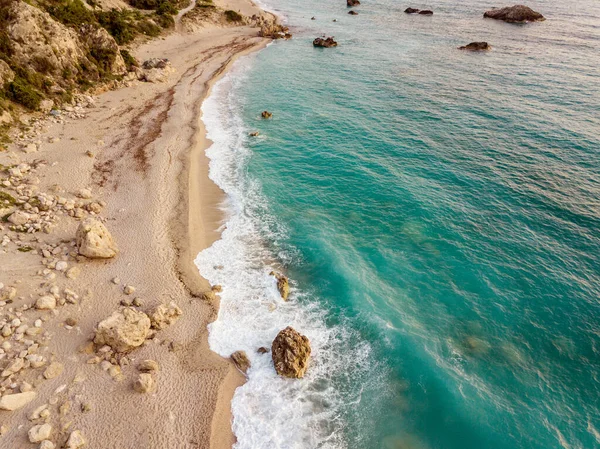 공중에서 놀라운 배경을 줍니다 날에는 바위가 지중해의 푸르른 모래사장 — 스톡 사진