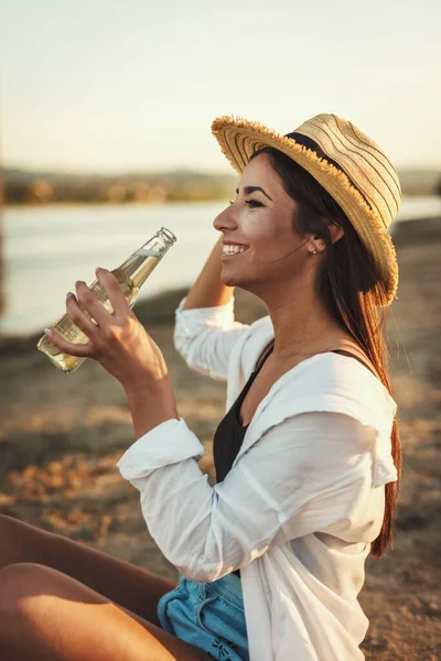 Young Woman Straw Hat Relaxing Sunset Time River Bank Drinking — Stock Photo, Image