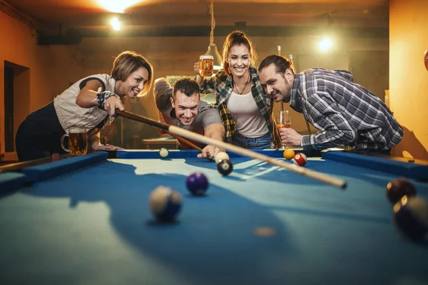 Grupo Cuatro Amigos Sonrientes Alegres Están Jugando Billar Bar Después — Foto de Stock