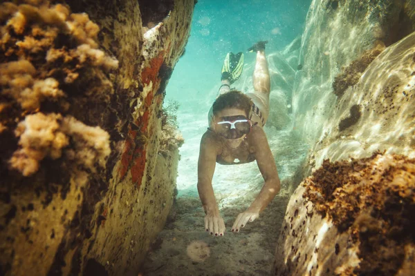 Une Belle Jeune Femme Amuse Pendant Les Vacances Été Explorer — Photo