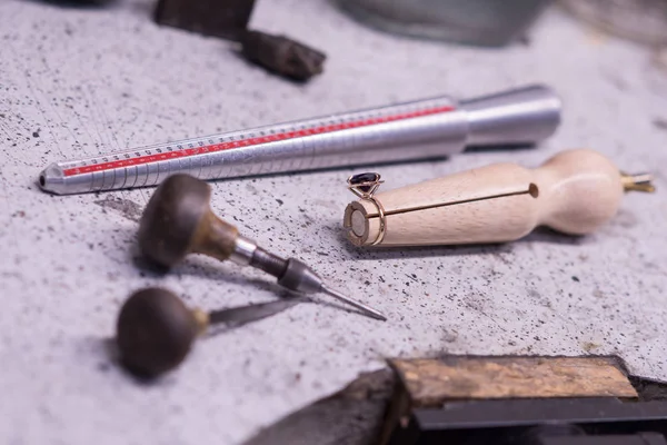 ayar taş bir yüzük üzerine