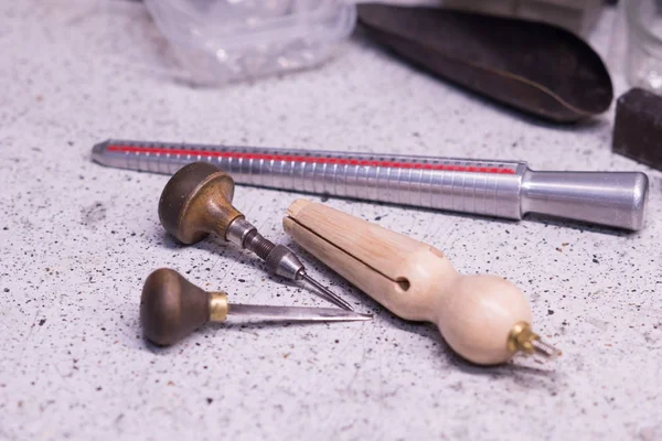 ayar taş bir yüzük üzerine