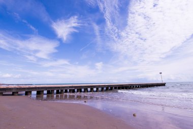 Beach, yatay, iskele ve kum denizin dalgaları