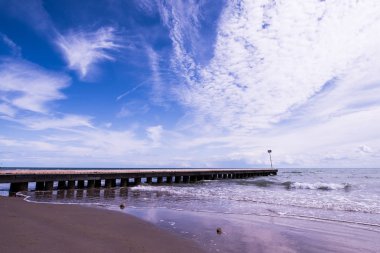 Beach, yatay, iskele ve kum denizin dalgaları