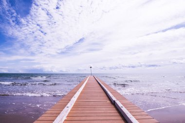Beach, yatay, iskele ve kum denizin dalgaları