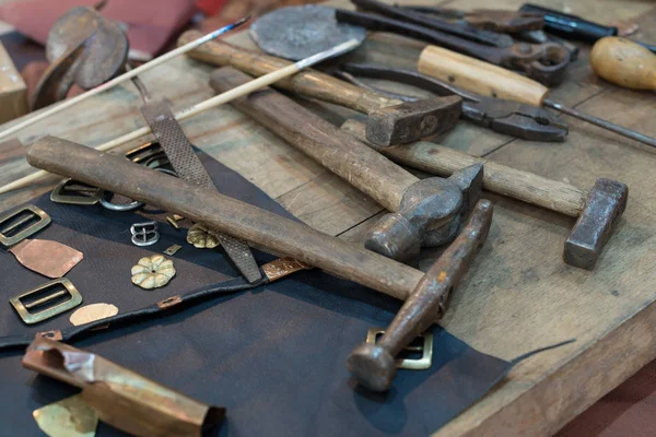 Bir tablo üzerinde metal araçları — Stok fotoğraf