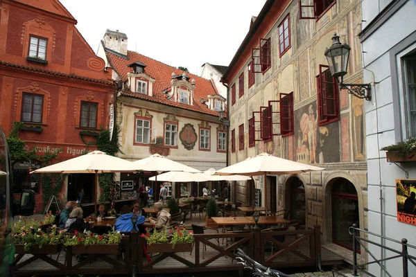 Vecchie, case di decorazione nel centro storico di Cesky Krumlov e caffè e ristorante, Cechia, Patrimonio Unesco . — Foto Stock