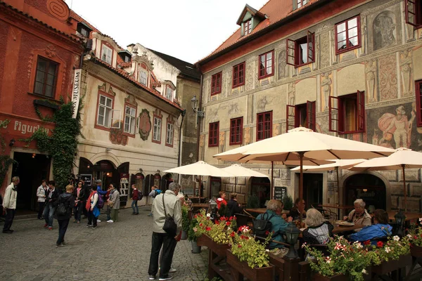 Oude, decoratie huizen in de binnenstad in Cesky Krumlov en café en restaurant, Tsjechië, werelderfgoed Unesco. — Stockfoto
