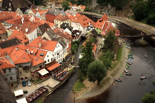 Uitzicht op de oude binnenstad in Cesky Krumlov from kasteel van Cesky Krumlov, Tsjechië — Stockfoto