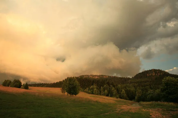 Céu Dramático Com Grandes Nuvens Acima Aldeia Pasterka Montanha Mesa — Fotografia de Stock