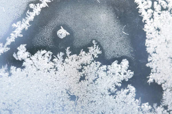 强霜冻时窗户上的冰纹 冰玫瑰 抽象图案 — 图库照片