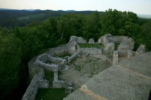 Ruiny Średniowiecznego Zamku Stary Zamek Wieżą Udostępnioną Turystom Małe Miasteczko — Zdjęcie stockowe