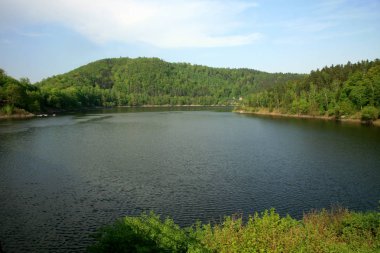 Polonya 'nın Pilchowice şehrindeki Bobr Nehri' nde hidroelektrik santrali ve baraj. Teknik anıt ve turistik eğlence..