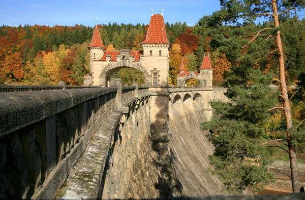 Resimli Bir Sonbahar Çek Cumhuriyeti Nin Eski Barajlarından Biri Olan — Stok fotoğraf