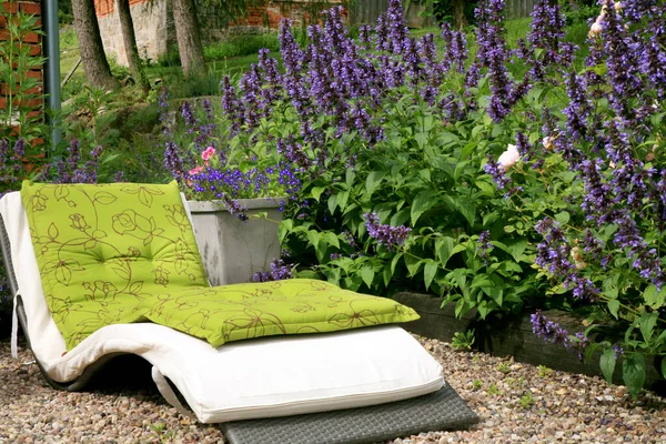 Eine Sitzecke Einem Gemütlichen Ökologischen Garten Insektenfreundlich Blühender Garten Mit — Stockfoto