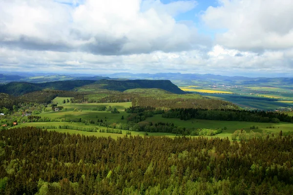 春ストールー山の範囲 ポーランドの小さな絵のようなパスタ村の近くの風景 有名な観光名所 ヨーロッパで最も古い山 Szczeliniec Wielki Great Szczeliniecからの眺め — ストック写真