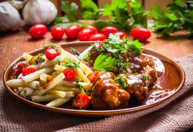 Tavuk kanatları domates sos yeşil fasulye Pilav