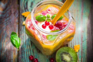 Meyve güler yüzlü kivi turuncu kırmızı kuş üzümü