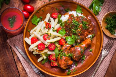 Pirinç ve yeşil fasulye domates soslu tavuk