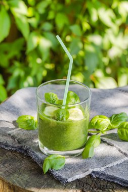 Taze Mus salatalık kereviz fesleğen