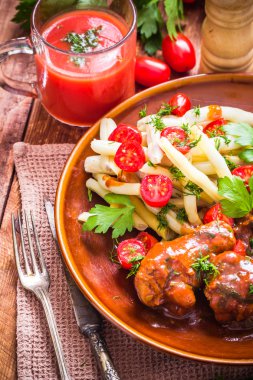 Tavuk domates sos yeşil fasulye domates pirinç