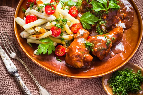 Chicken wings tomato sauce green beans rice — Stock Photo, Image