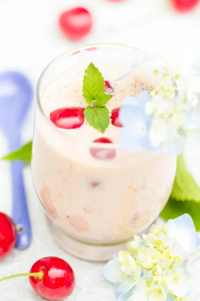 Refrescante bebida de verano frutas cóctel cerezas —  Fotos de Stock