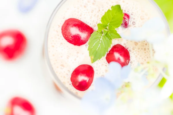 Erfrischendes Sommergetränk Fruchtcocktail Kirschen — Stockfoto