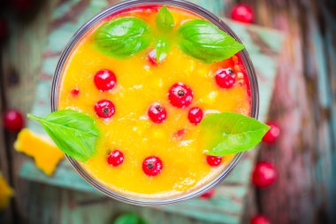 Yaz meyve tatlı Frenk üzümü portakal suyu fesleğen