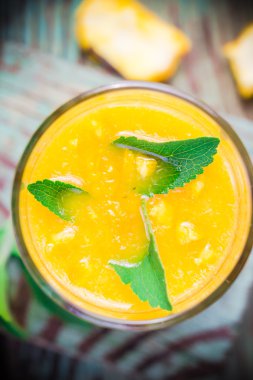 Taze portakal suyu stevia bırakır